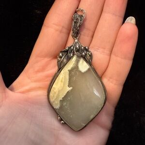 Elegant Silver and Agate Pendant
